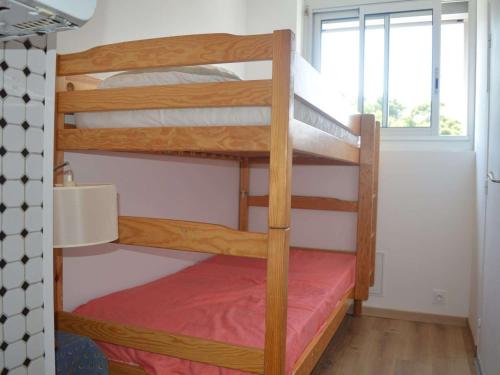 - deux lits superposés dans une chambre avec fenêtre dans l'établissement Appartement T2 climatisé avec parking proche mer - FR-1-225C-6, à Banyuls-sur-Mer