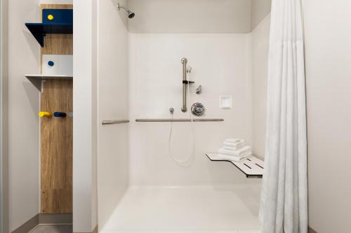 y baño con ducha y cortina de ducha. en Microtel Inn & Suites by Wyndham Lachute en Lachute