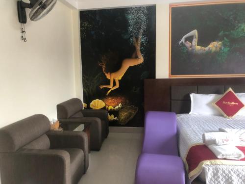 a room with a couch and a bed and a painting at Hotel Nam Sơn in Lương Kê