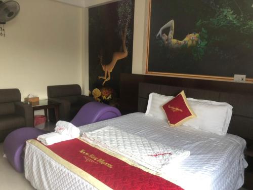 a hotel room with a bed with a blanket on it at Hotel Nam Sơn in Lương Kê