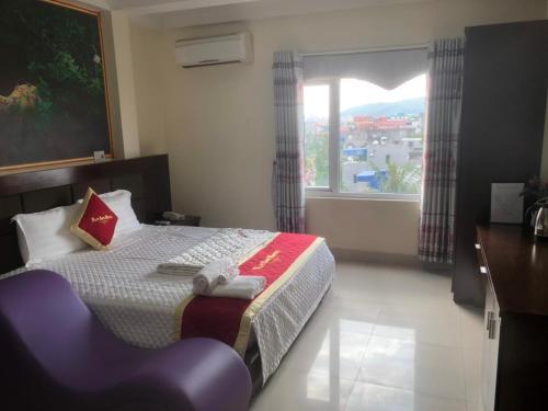 sypialnia z łóżkiem z krzesłem i oknem w obiekcie Hotel Nam Sơn w mieście Lương Kê