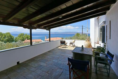 een patio met uitzicht op de oceaan vanuit een huis bij Nelly's Coastal Family House in Hydra