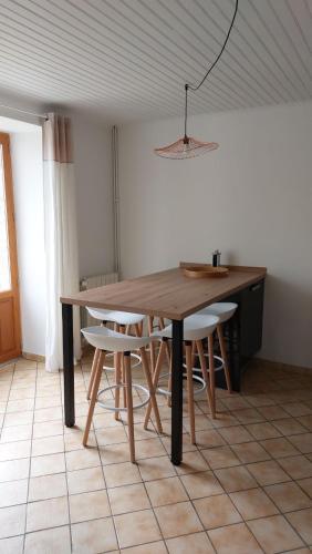 - une table et des chaises en bois dans l'établissement Chez Marie, à Albaret-Sainte-Marie