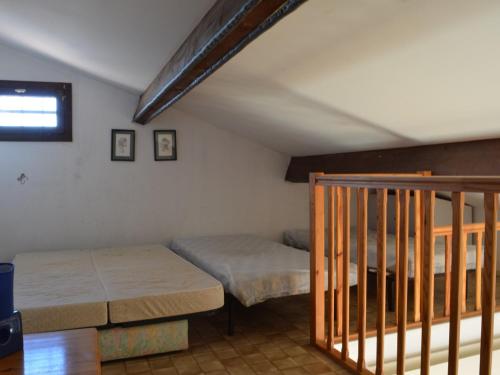 um quarto com duas camas num quarto em Appartement Saint-Cyprien, 2 pièces, 6 personnes - FR-1-225D-25 em Saint-Cyprien-Plage