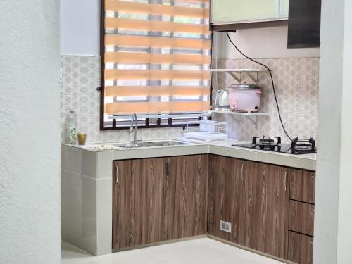 una cucina con un lavandino e una finestra di Homestay Ar-Rayyan 2 Kota Bharu a Kota Bharu