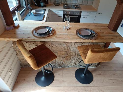 una cucina con tavolo e sedie in legno di Ferienhaus, Ferienwohnung Heimathafen, zentral in Überherrn a Überherrn