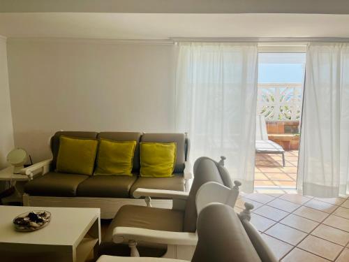プラヤ・デル・イングレスにあるTownhouse El Marのリビングルーム(カウチ、黄色い枕付)