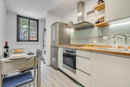 una cucina con elettrodomestici in acciaio inossidabile e bancone di ANIDRAS Rooms a Sardina