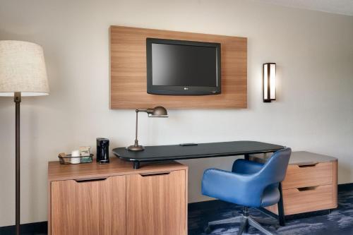 Μια τηλεόραση ή/και κέντρο ψυχαγωγίας στο Fairfield Inn & Suites by Marriott Albany