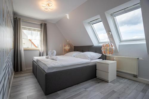 una camera con un letto e due finestre di Ferienwohnung Gartenstadt Seilerberg a Freiberg