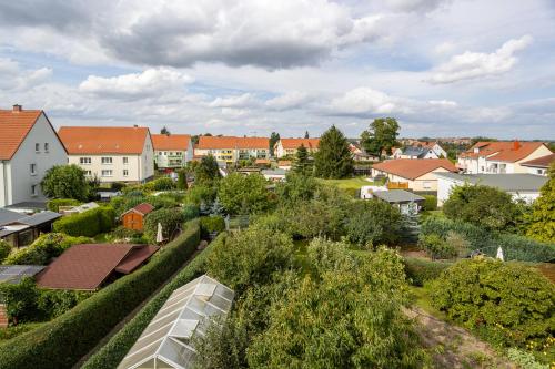 弗賴貝格的住宿－Ferienwohnung Gartenstadt Seilerberg，享有拥有房屋和树木的城镇美景