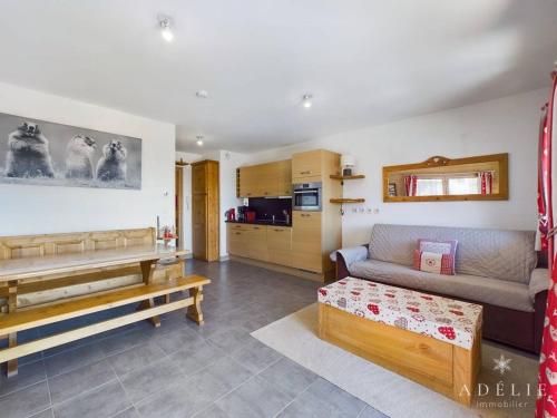 un salon avec un canapé et une table dans l'établissement Appartement Moderne - 4 Pers, Parking, Wifi, Terrasse - FR-1-398-614, à Montvalezan