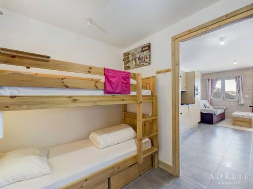 - une chambre avec 2 lits superposés et un salon dans l'établissement Appartement Moderne - 4 Pers, Parking, Wifi, Terrasse - FR-1-398-614, à Montvalezan