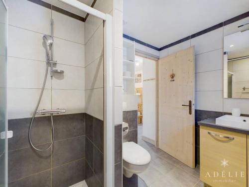une salle de bain avec une douche, des toilettes et un lavabo dans l'établissement Appartement Moderne - 4 Pers, Parking, Wifi, Terrasse - FR-1-398-614, à Montvalezan