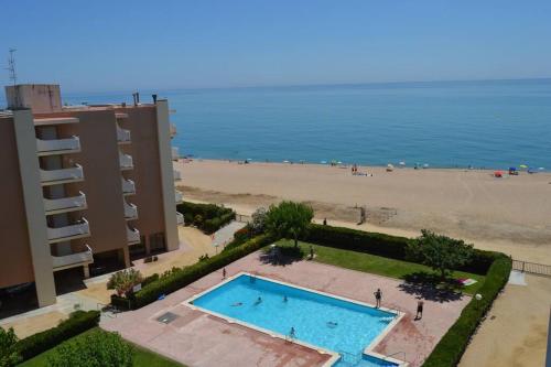 widok na basen i plażę w obiekcie Horitzo w Santa Susanna