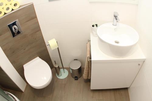 een badkamer met een witte wastafel en een toilet bij Studio Apartments Mirakul in Split