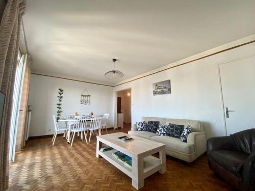 モンペリエにあるLe Buffel - Appartement 4 chambres, Parking, Wi-fi, Tram - 8persのソファとテーブルのあるリビングルーム