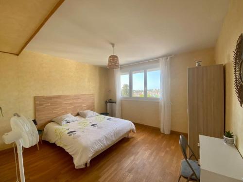 モンペリエにあるLe Buffel - Appartement 4 chambres, Parking, Wi-fi, Tram - 8persのベッドと大きな窓のある寝室