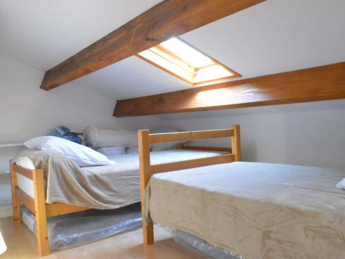 - une chambre avec 2 lits superposés et une lucarne dans l'établissement Maison en bord de mer, climatisée, terrasse, véranda, parking privé, 200m des plages, 6 couchages - FR-1-229B-21, à Narbonne