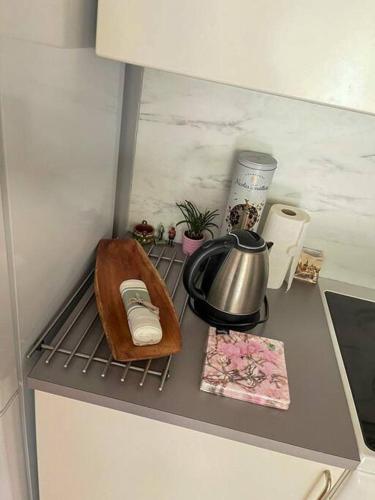 a kitchen with a counter top with a stove top at Koselig leilighet med et skritt unna skibakken! in Kongsberg