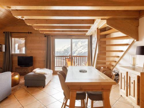 un salon avec une table et un canapé dans l'établissement Duplex 3 pièces, 4 pers., parking, ski-in/ski-out - FR-1-398-624, à Montvalezan