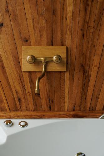 a wooden ceiling with a brass fixture on it at Mtserlebi Resort in K'vishkhet'i