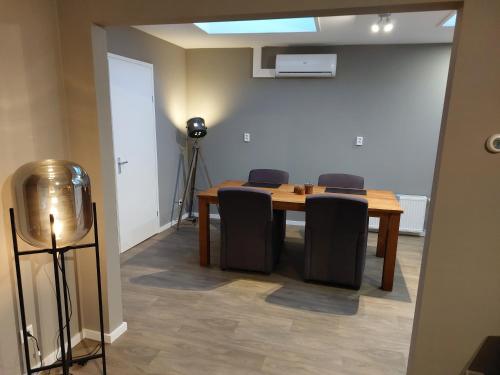 uma sala de conferências com uma mesa e cadeiras e uma câmara em B&Bie Ons appartement em Bad-Nieuweschans