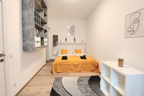 um quarto com uma cama num quarto branco em CheckInVienna-One bedroom Apartment em Viena