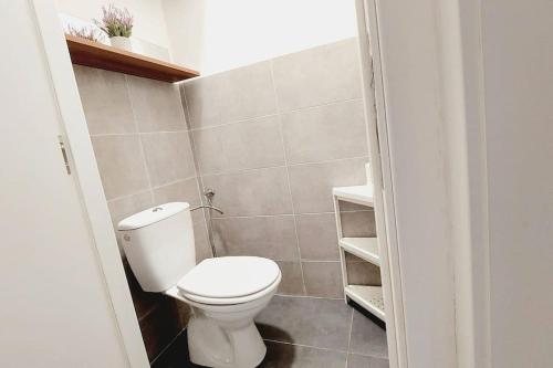 uma casa de banho com um WC branco num quarto em CheckInVienna-One bedroom Apartment em Viena