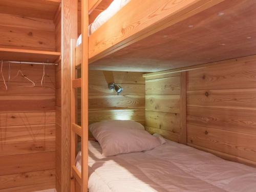 - une chambre avec 2 lits superposés dans une cabane en bois dans l'établissement Studio rénové avec balcon sud et parking, 4 personnes, Montgenèvre - FR-1-330D-66, à Montgenèvre