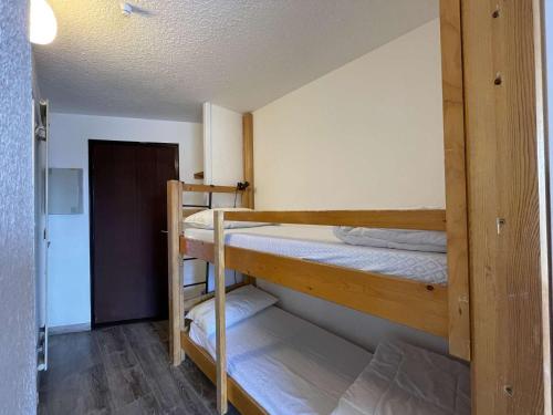 Cette chambre comprend 2 lits superposés et un couloir. dans l'établissement Studio Montgenèvre, 4 pers, RDC avec parking et balcon exposé ouest - FR-1-330D-45, à Montgenèvre