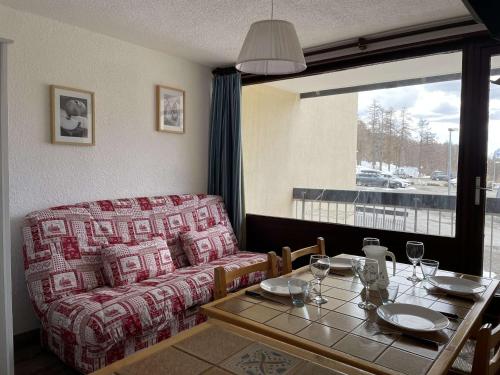 un salon avec un canapé et une table dans l'établissement Studio Montgenèvre, 4 pers, RDC avec parking et balcon exposé ouest - FR-1-330D-45, à Montgenèvre