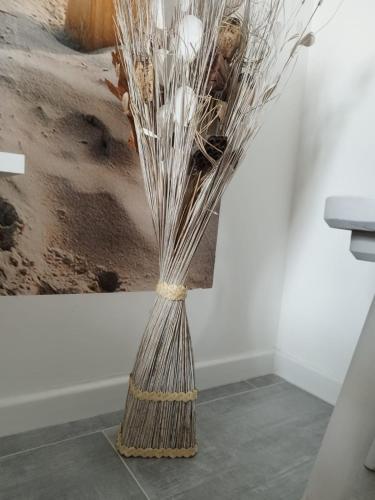 a vase filled with dried grass in a room at b&b Casa Balai 72 a 100 mt dal mare in Porto Torres