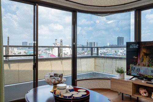 a room with a table and a large window at 台東区広々吹き抜けリビングのメゾネットタイプのお家 in Tokyo