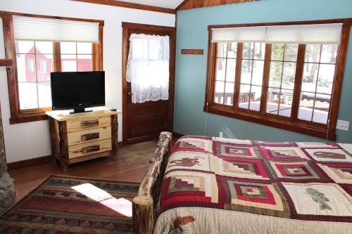 Μια τηλεόραση ή/και κέντρο ψυχαγωγίας στο Fawn Valley Inn- 157 cabin