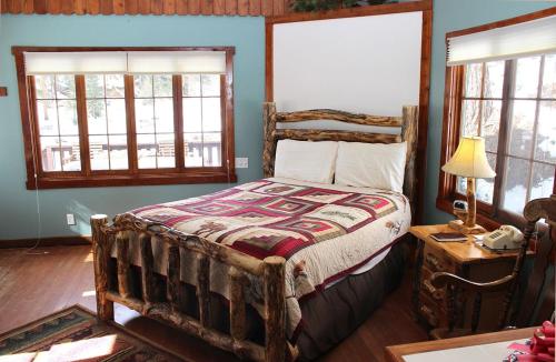 Ένα ή περισσότερα κρεβάτια σε δωμάτιο στο Fawn Valley Inn- 157 cabin