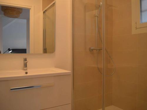 une salle de bain avec douche et lavabo dans l'établissement Maison rénovée 2020 avec terrasse, parking et WIFI - 3 chambres, 2 salles de bains - FR-1-225C-54, à Banyuls-sur-Mer