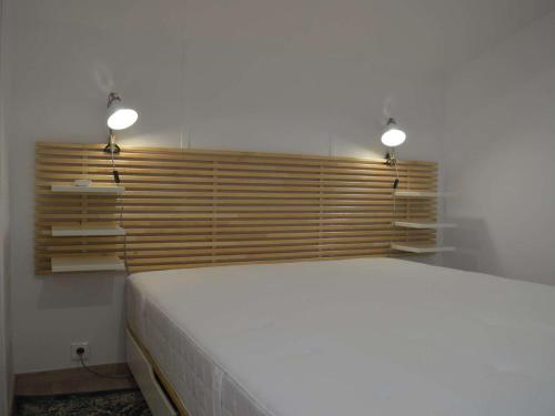 - une chambre avec un grand lit et deux lumières au-dessus dans l'établissement Maison rénovée 2020 avec terrasse, parking et WIFI - 3 chambres, 2 salles de bains - FR-1-225C-54, à Banyuls-sur-Mer