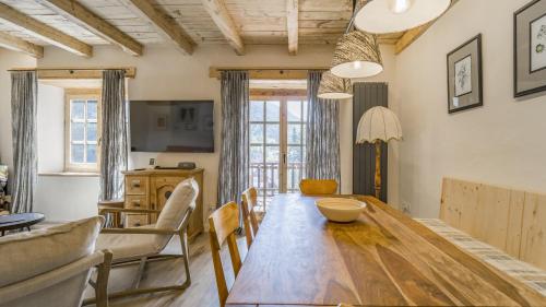 a kitchen and dining room with a wooden table and chairs at Pleta del Tarter Lodge in El Tarter