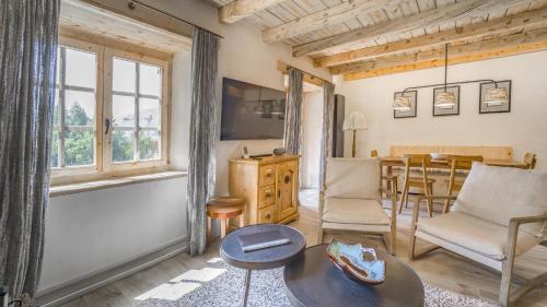 a living room with a table and a dining room at Pleta del Tarter Lodge in El Tarter