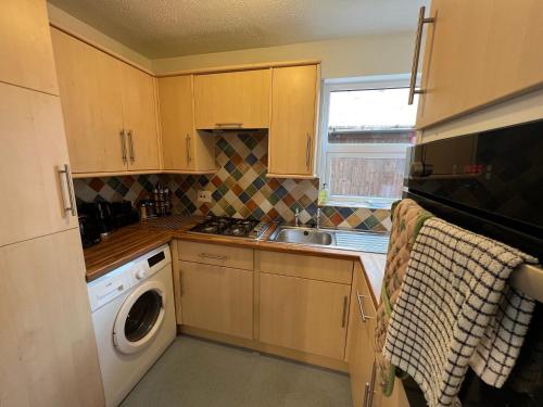 uma pequena cozinha com máquina de lavar e secar roupa em Foxhill Bungalow 