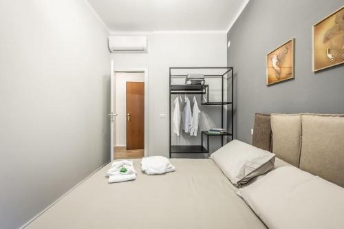Zimmer mit einem Bett und einem Schrank in der Unterkunft Cucchiari Suite 3B in Modena