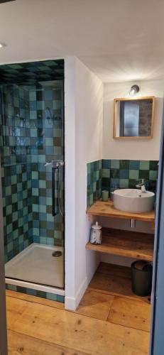 A bathroom at Appartement dans un mas provençal rénové