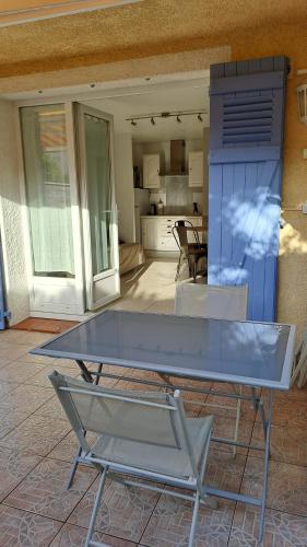 une table au milieu d'un salon dans l'établissement Appart dans villa Port Fréjus 2, à Fréjus