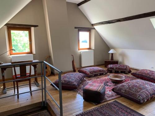 Cette chambre mansardée comprend des oreillers. dans l'établissement Maison de charme en pleine nature, à Saint-Germain-des-Grois