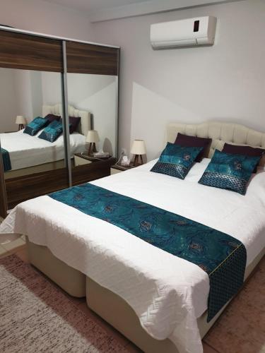 1 Schlafzimmer mit 2 Betten und einem Spiegel in der Unterkunft Wohnung in Mahmutlar