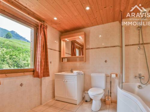 ein Badezimmer mit einem WC, einer Badewanne und einem Waschbecken in der Unterkunft Chalet Le Grand-Bornand, 12 pièces, 20 personnes - FR-1-391-114 in Le Grand-Bornand