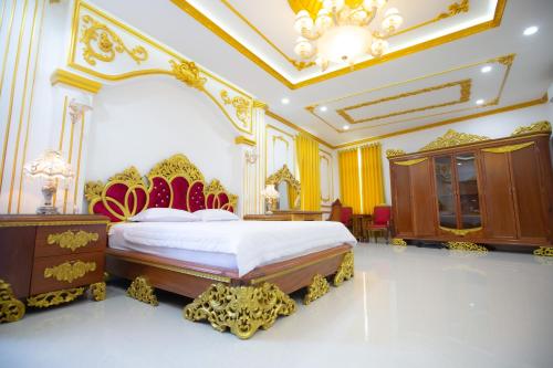 a bedroom with a king sized bed and a dresser at KING VILLA QUẢNG NGÃI in Quang Ngai