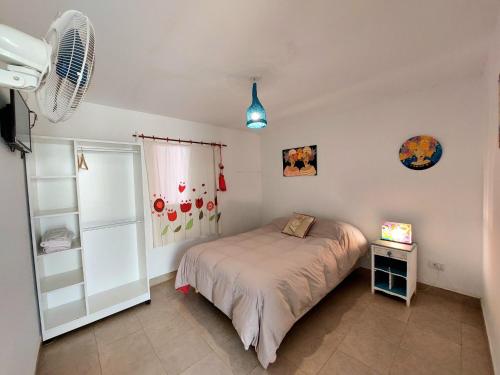 卡法亞特的住宿－Huaka Hostal，一间卧室配有一张床和风扇