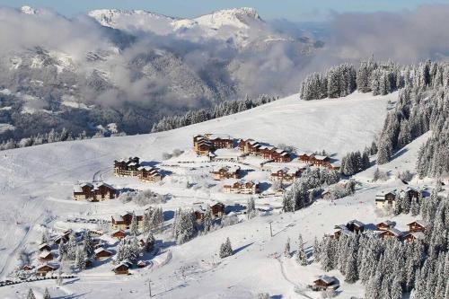 a ski resort in the snow on a mountain at Appartement Manigod/La clusaz in Manigod